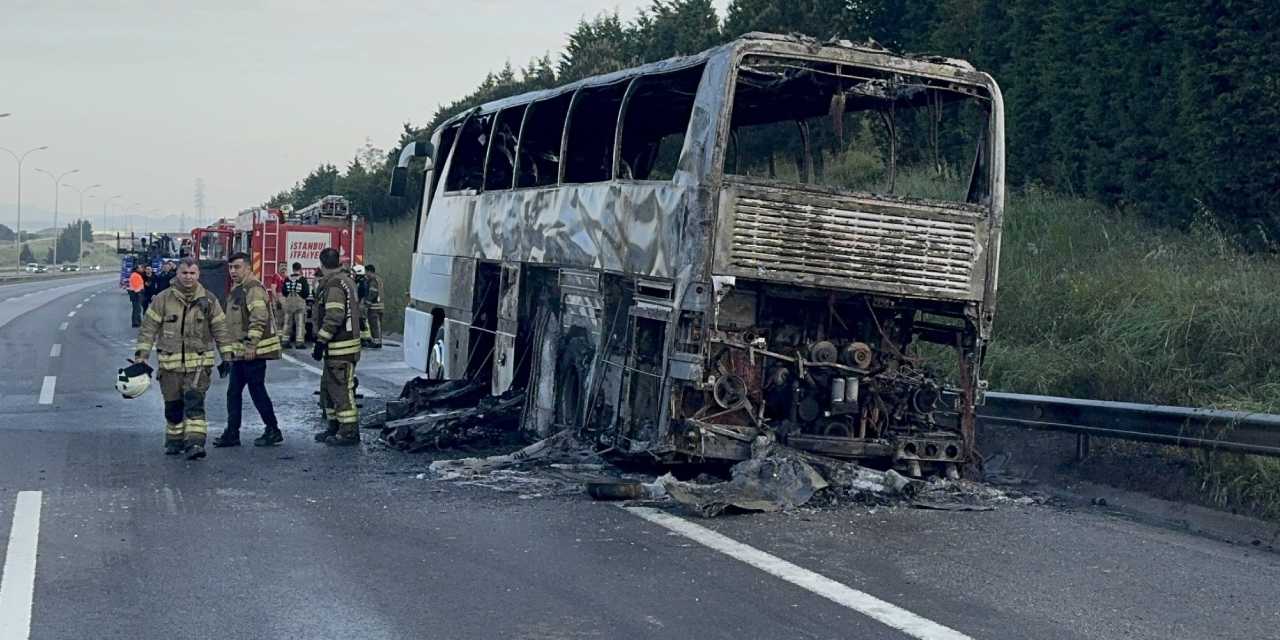 TEM Otoyolu'nda otobüs yandı! Yolcular tahliye edildi