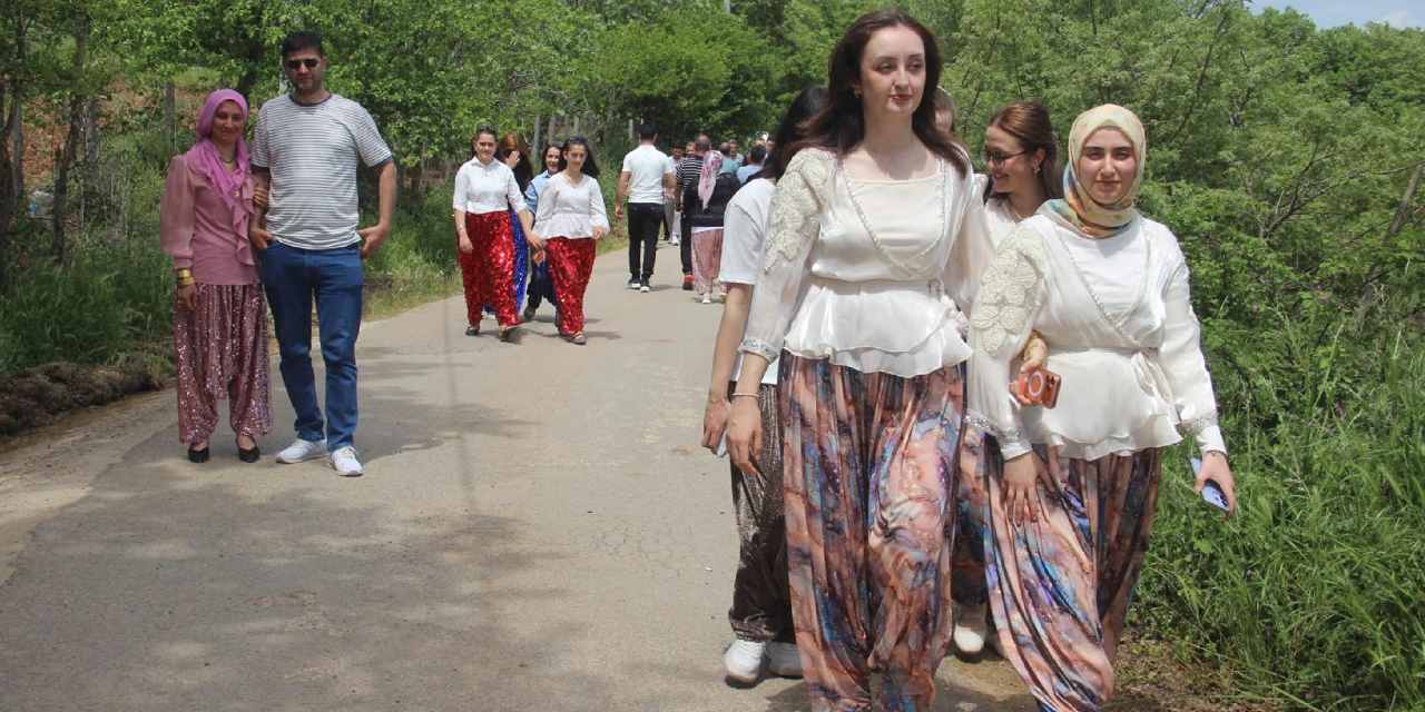 Evlenmek isteyen gençler bu yolda 1,5 kilometre yürüyerek nasiplerini aradılar
