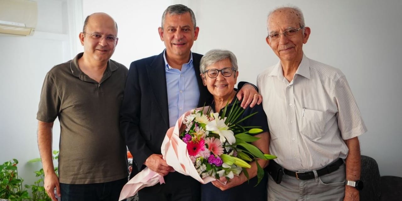 Özgür Özel'den memleketinde 'Anneler Günü' ziyareti