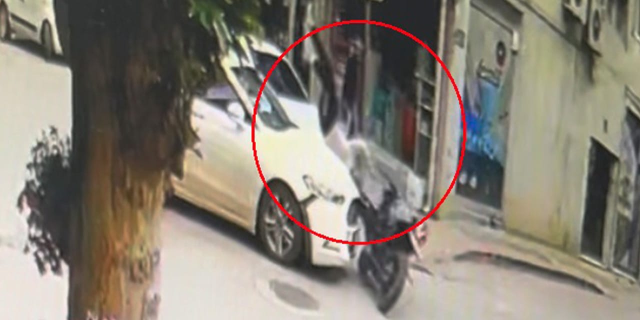 Otomobil ile motosiklet kafa kafaya çarpıştı: Kaza anı kamerada