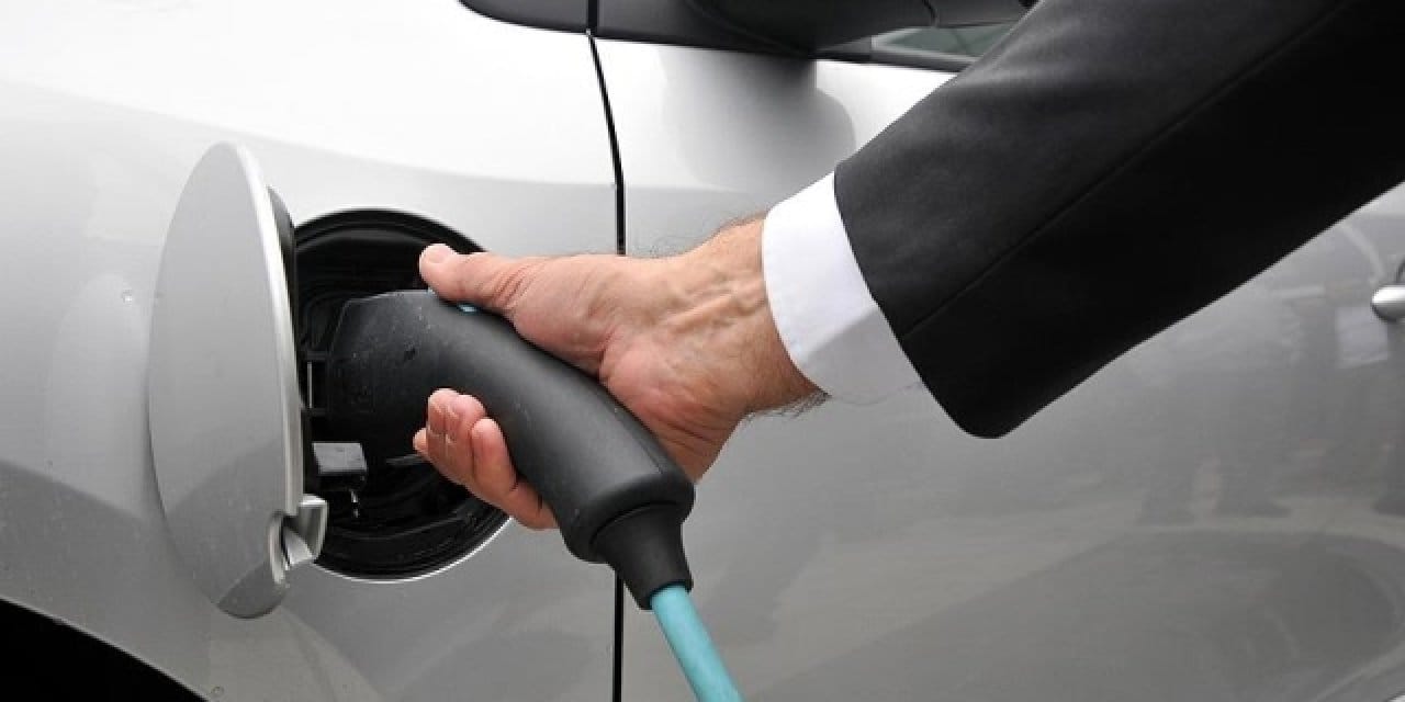 Savaş petrol piyasasını altüst etti: Benzinden cebi yanan elektrikli araca koştu