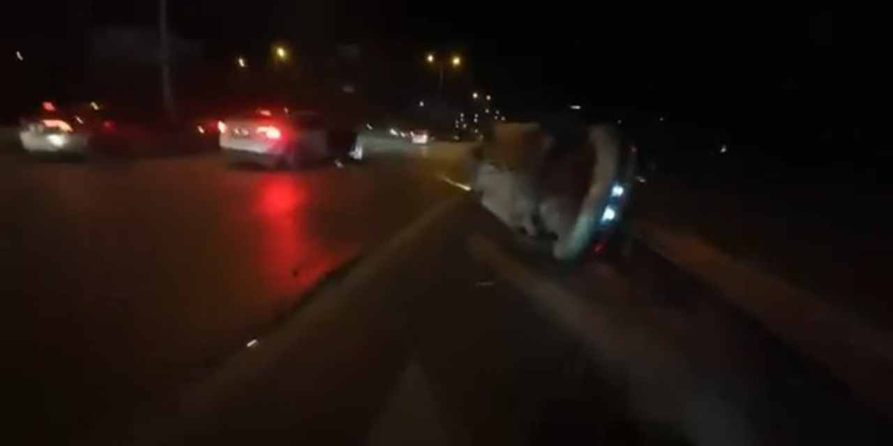 D-100’de otomobil bariyerlere çarptı! Motosiklet sürücüsü kıl payı kurtuldu