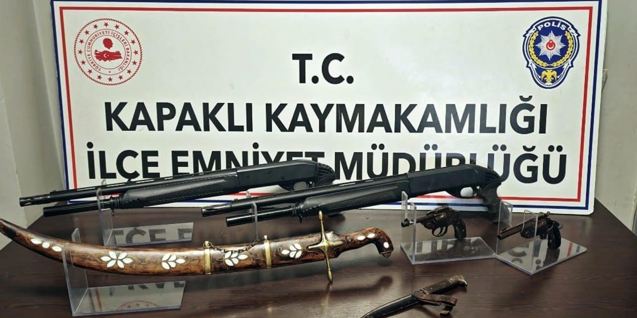 Evinden savaş dönemine ait silah ve kılıç çıktı