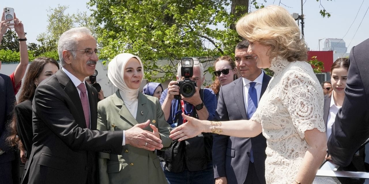 Belçika Kraliçesi Mathilde'den Deniz Müzesi'ne ziyaret