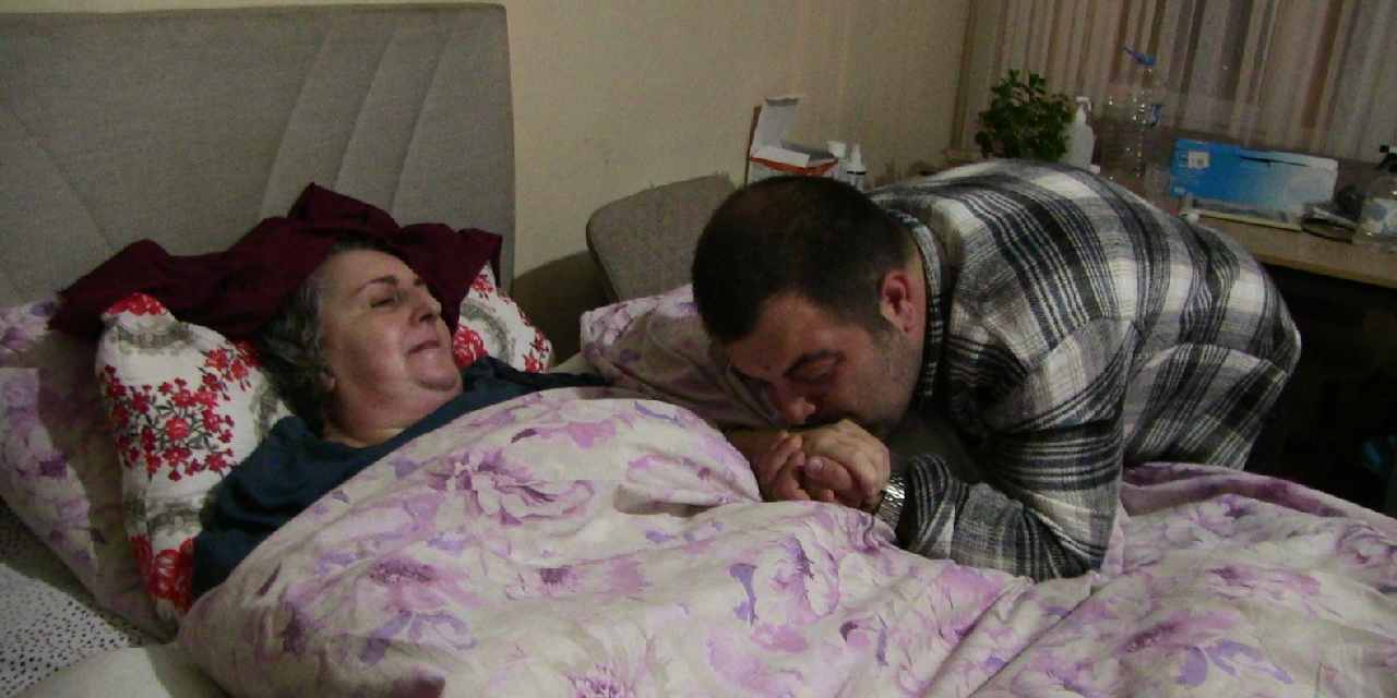 10 yıldır baktığı felçli annesini Anneler Günü'nde kaybetti