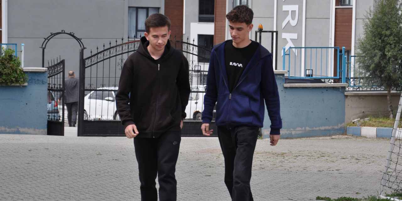 Liseli gençler otobüste unutulan 70 bin lirayı polise teslim etti