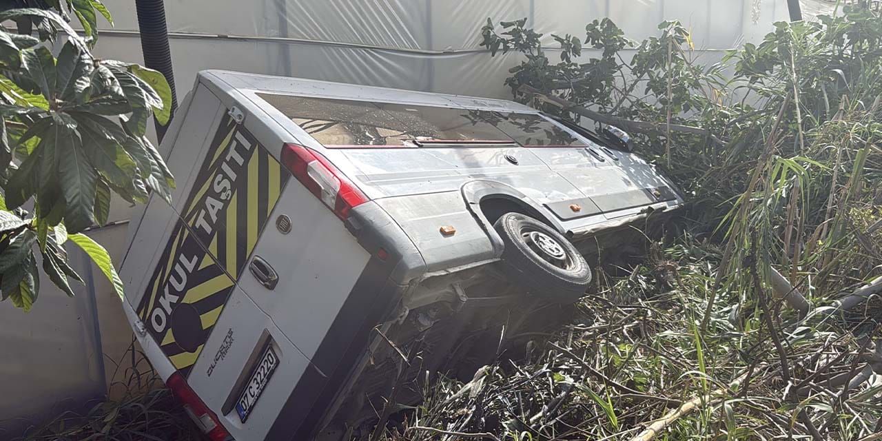 Öğrenci servisi bahçeye devrildi: 6 yaralı