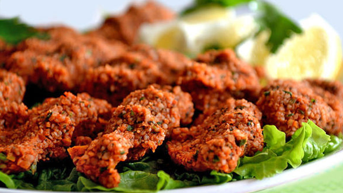 İnsan sağlığını hiçe saydılar: Çiğ köfte içine kiremit tozu koyuyorlar