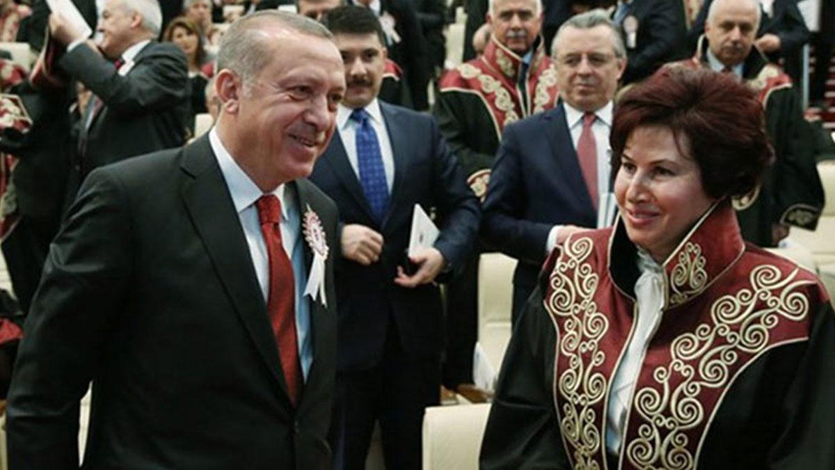 Erdoğan'ın karşısında düğmesiz cübbesini iliklemeye çalışan Danıştay Başkanı'nın kızına flaş terfi