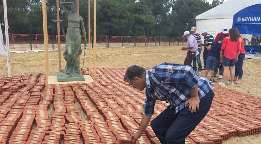 Adalet Kurultayında katılımcılar 'Adalet Anıtı'nı inşa ediyor