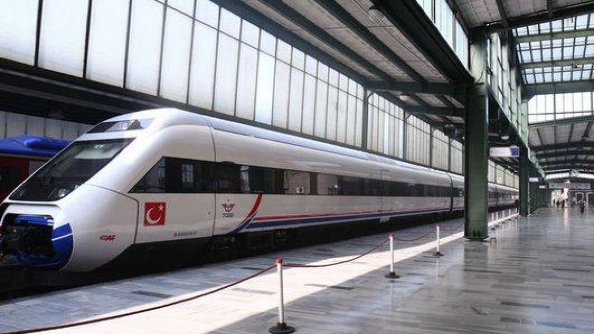 Поезд в стамбул. Железная дорога Стамбул-Анкара. Скоростной поезд Стамбул Анкара. Скоростной поезд YHT. Турецкие скоростные поезда.