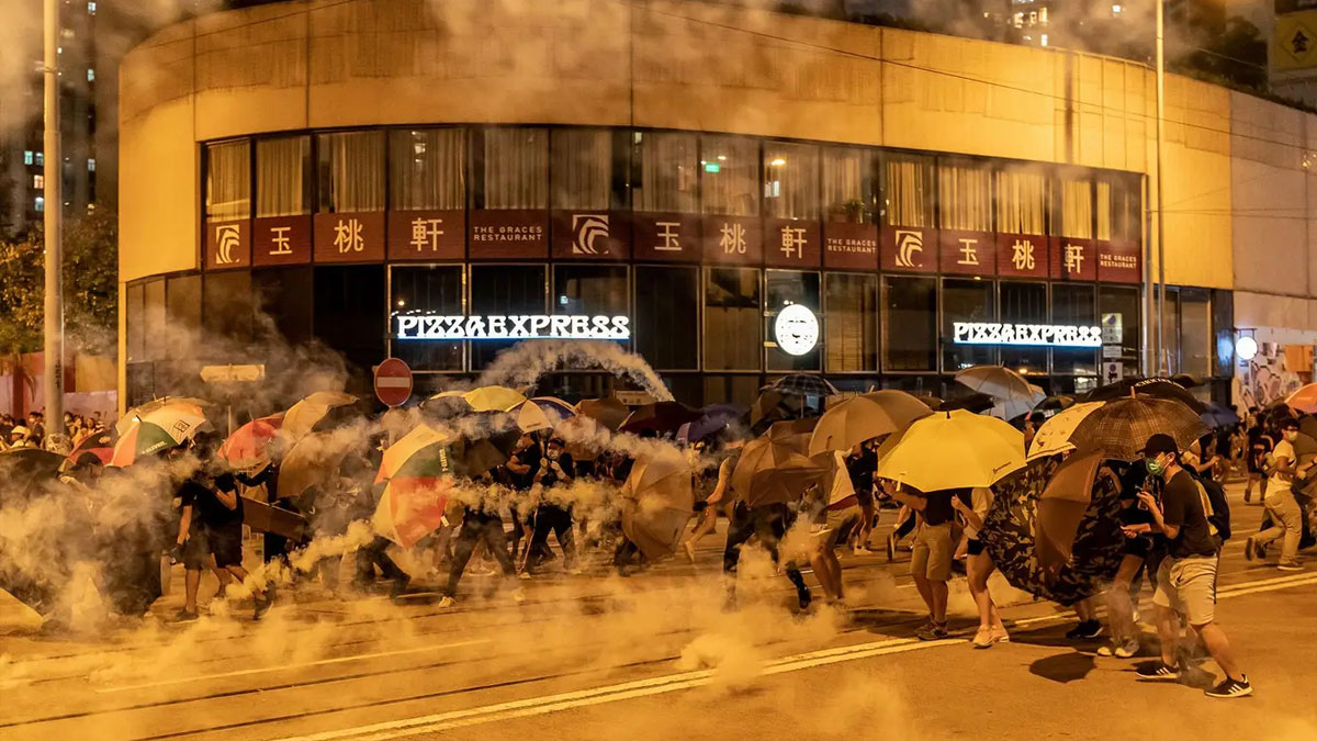 Hong Kong'da direnenler kazandı: Yasa tasarısı resmen geri çekildi