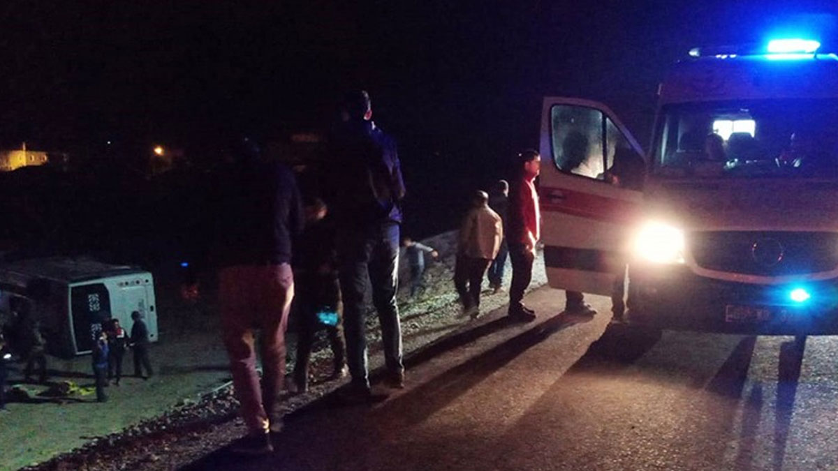 Askerleri taşıyan araç devrildi: Çok sayıda yaralı