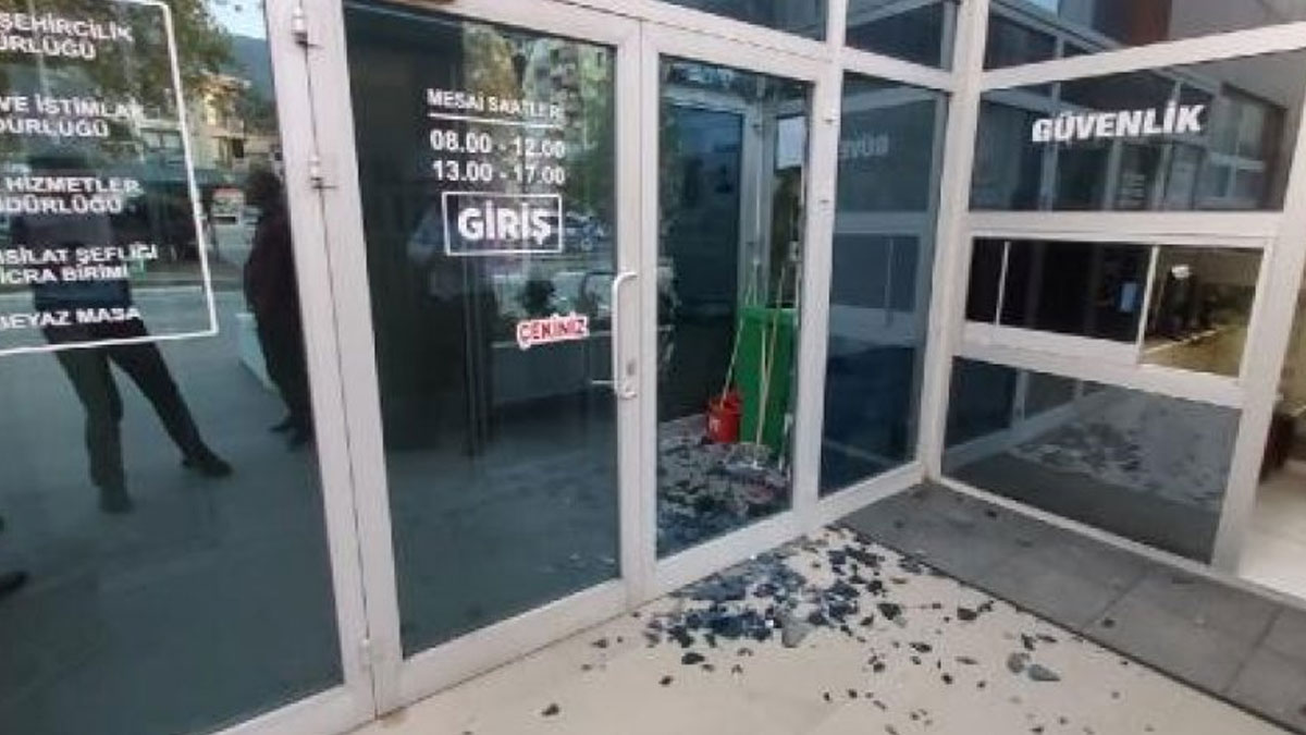 Belediyenin camını kırdıktan sonra güvenlikçiyi darp etti