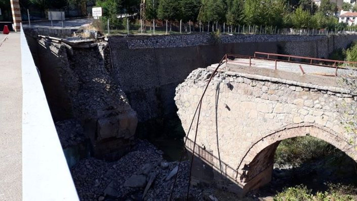 Tarihi Maden Köprüsü çöktü
