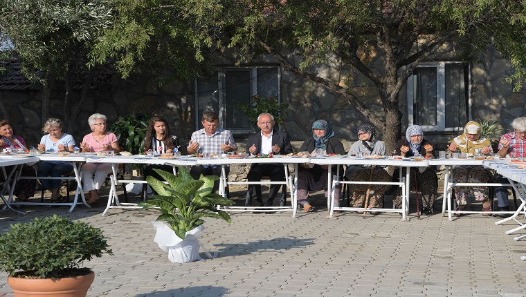 Kılıçdaroğlu köylülerle kahvaltı yaptı