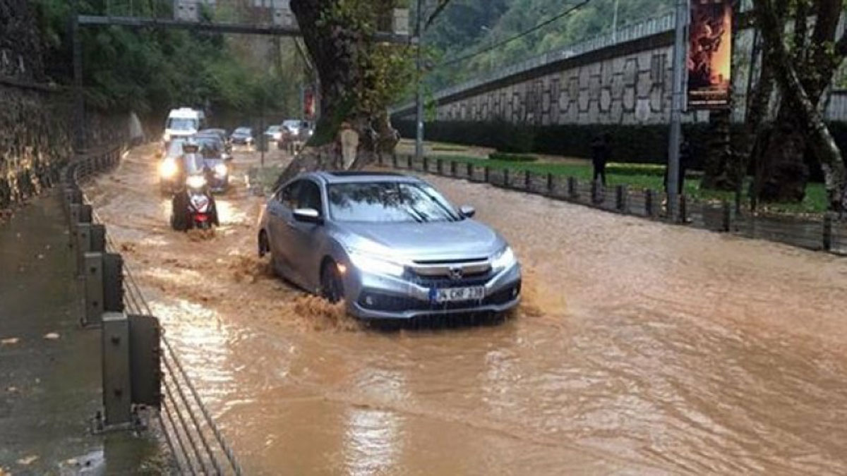 İstanbul'da sağanak yağış nedeniyle su baskınları yaşandı