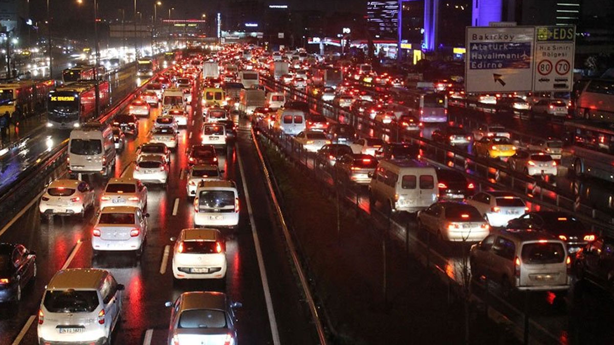 Yağış sonrası İstanbul'da trafik durma noktasına geldi: İşte canlı yol durumu