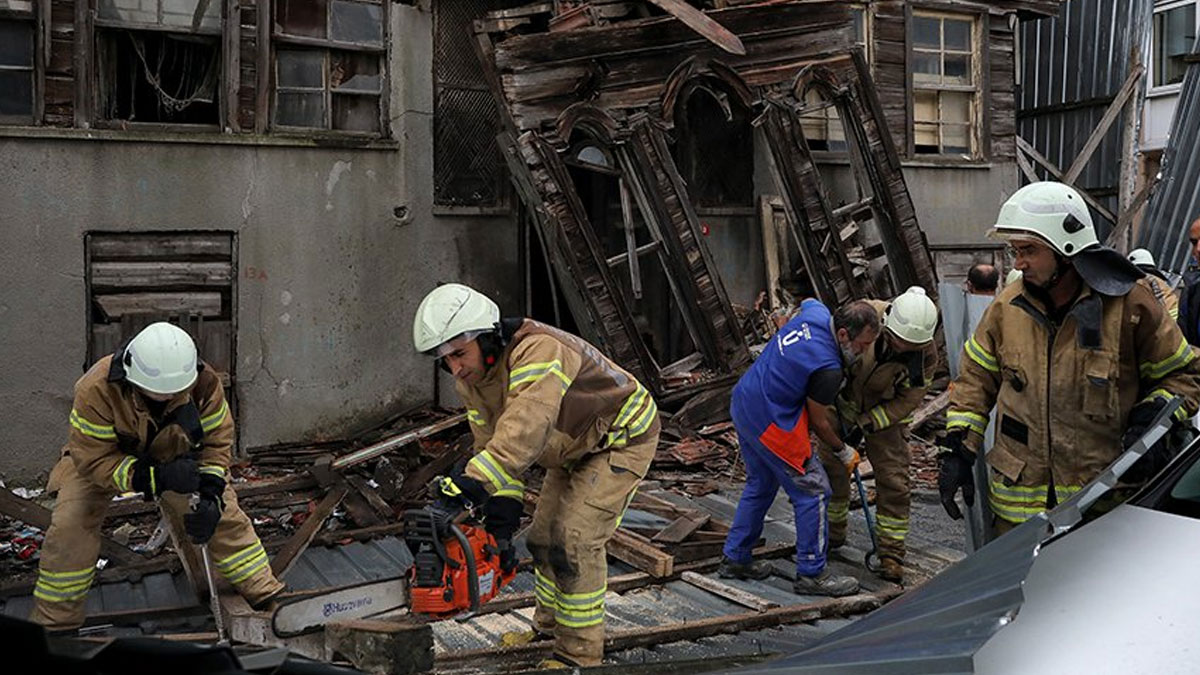 Üsküdar'da bina çöktü