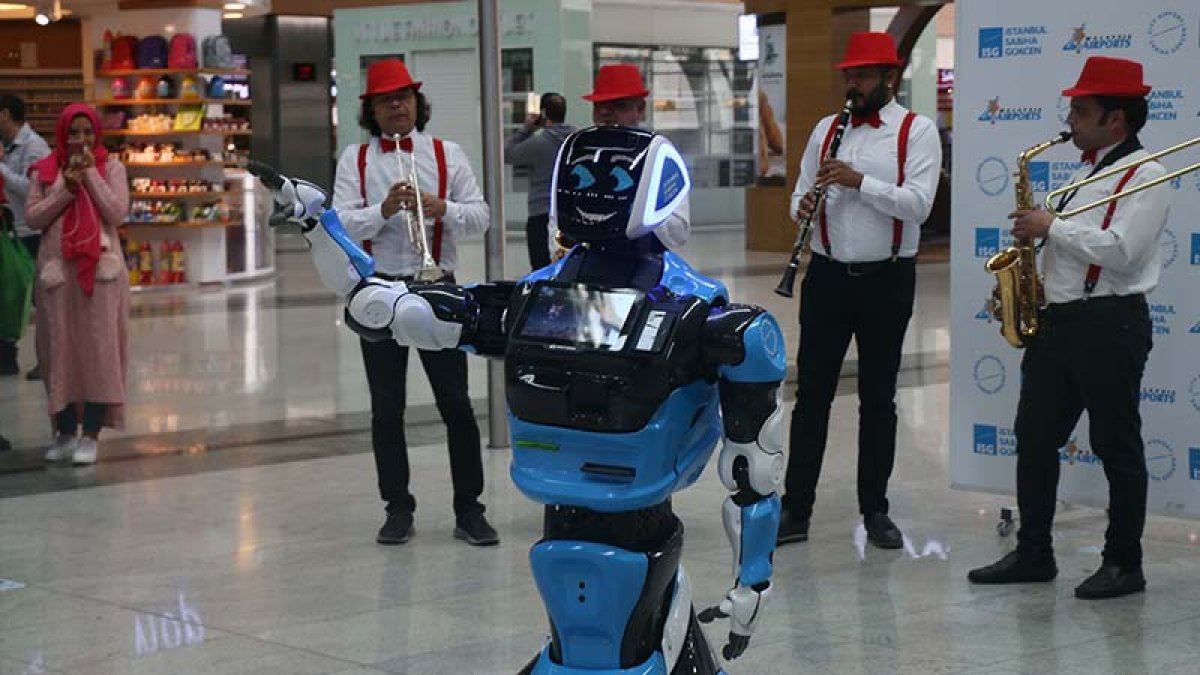 5 Dil bilen robot Sabiha Gökçen Havalimanı'nda göreve başladı