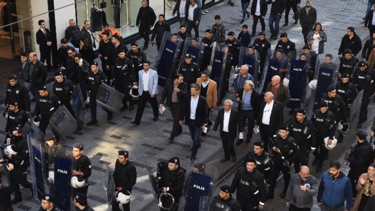 İşte 'Yeni Türkiye': Milletvekilleri, polis ablukası içinde bildiri dağıttı