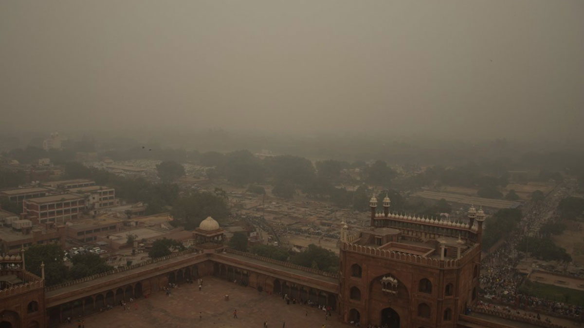 Hindistan'da acil durum ilan edildi: Beş milyon maske dağıtıldı