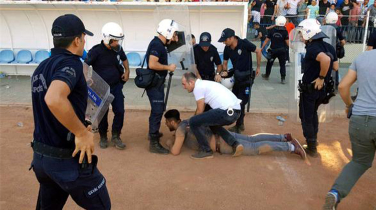 Siirt'te Ziraat Türkiye Kupası karşılaşmasında ortalık karıştı:  Emniyet Müdür Vekili de dahil çok sayıda yaralı