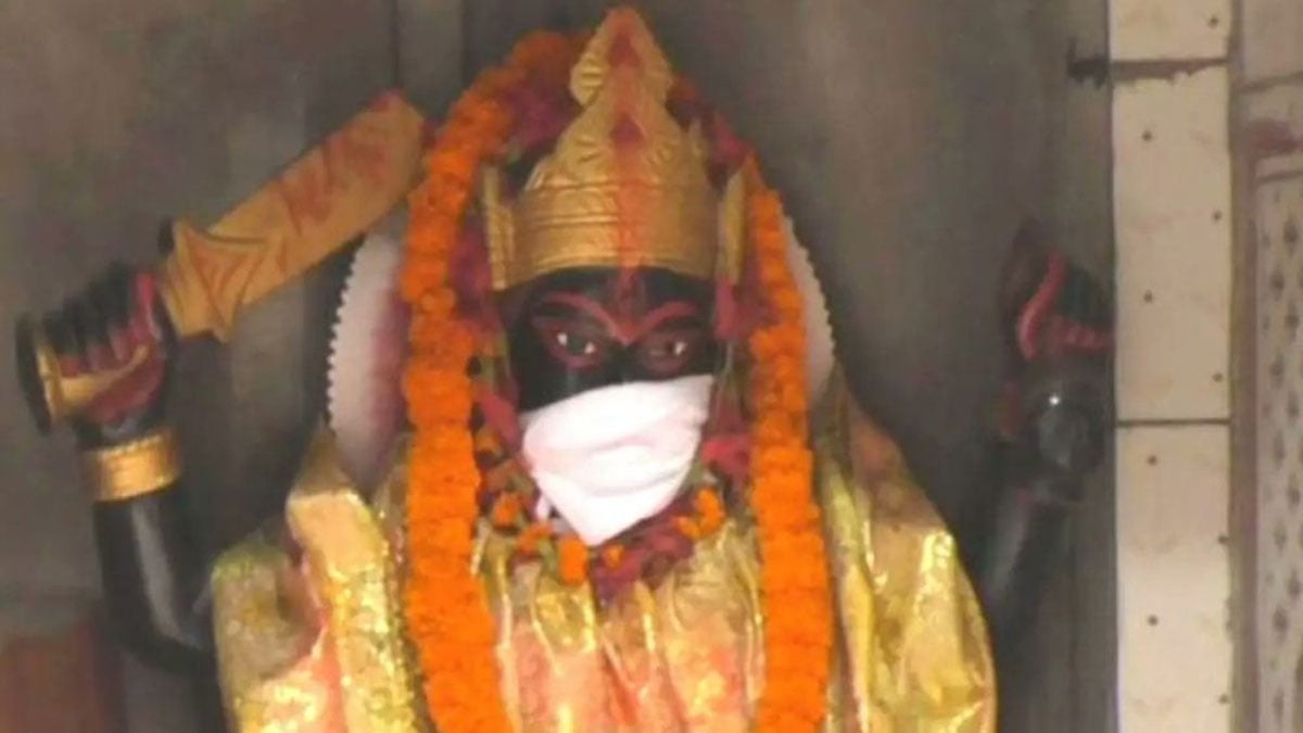 Hindistan'da heykellere maske takıldı: Hava kirliliğinden koruyorlar