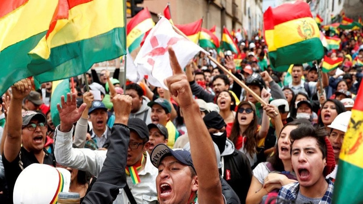 Bolivya'da muhalifler, devlet televizyonu ile devlet radyosunu ele geçirdi