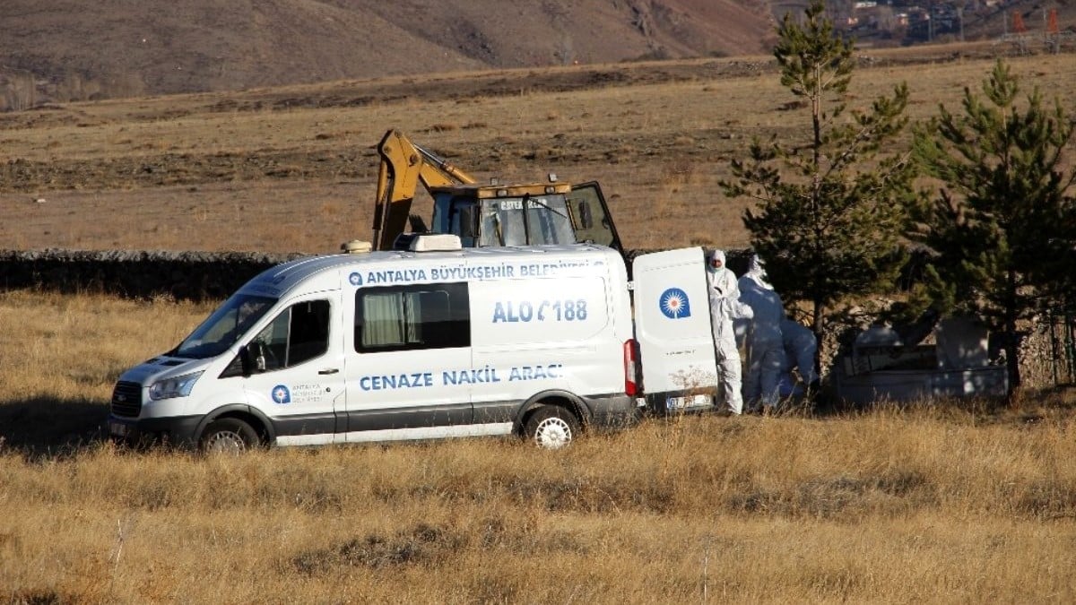 Antalya'da evlerinde ölü bulunan ailenin cenazeleri Erzurum'da toprağa verildi