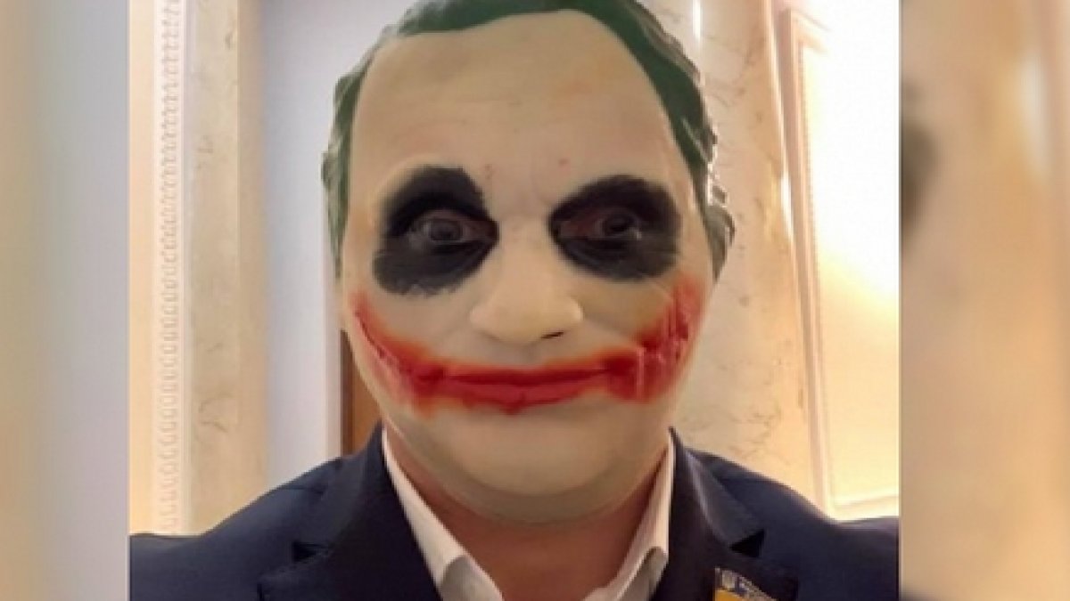 Meclis'e Joker maskesiyle gelerek protesto etti