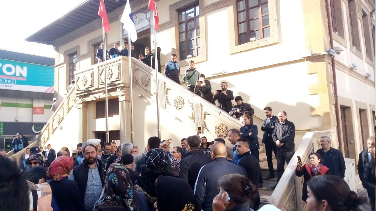 AKP'li belediyeye istifa çağrısı: Halk istemediği takdirde buraya çivi çaktırmayız
