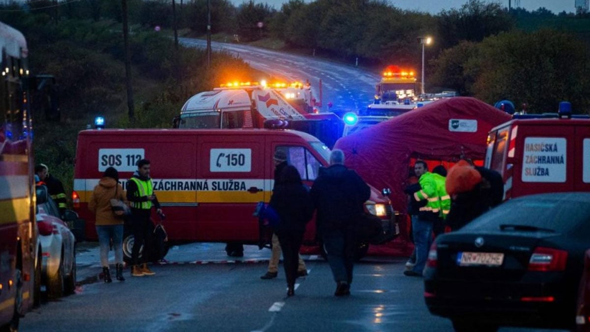 Slovakya'da kamyon ile otobüs çarpıştı: 13 ölü, çok sayıda yaralı
