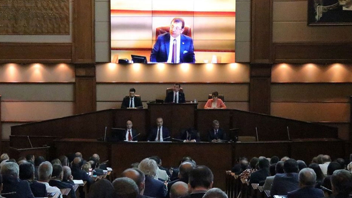 İBB Meclisi'nde AKP ve CHP grubu arasında gerilim: Oturuma ara verildi