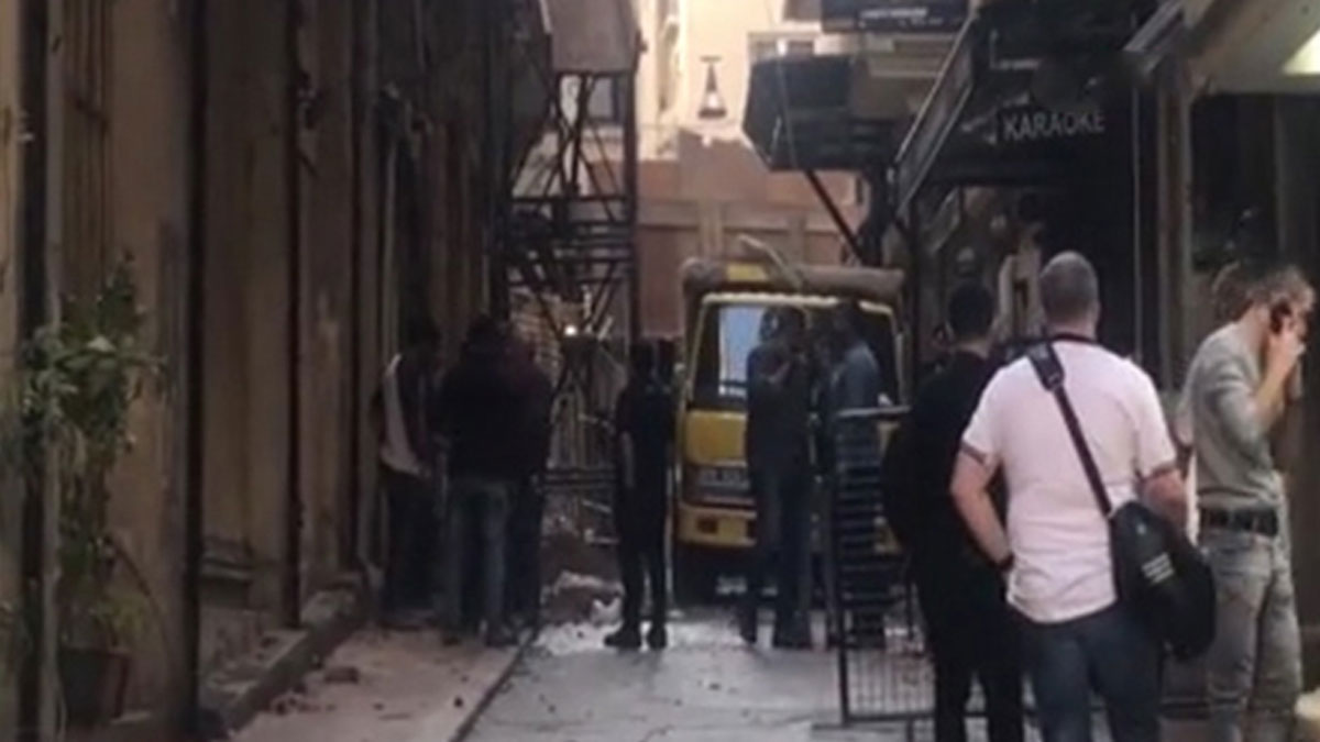 Beyoğlu'nda bina çöktü: 1 yaralı