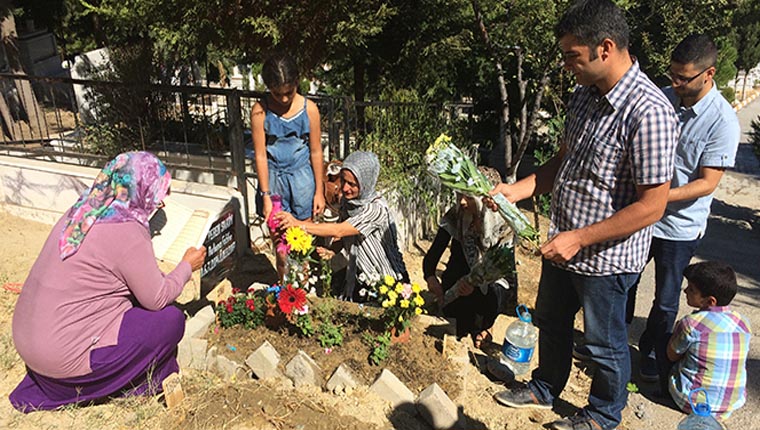 Alperen'in ailesinden bayramda hüzünlü mezar ziyareti