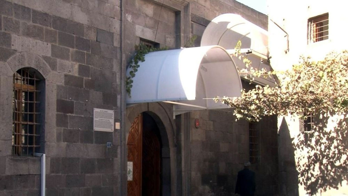 9 asırlık caminin kapı üstlerine tente yapıldı