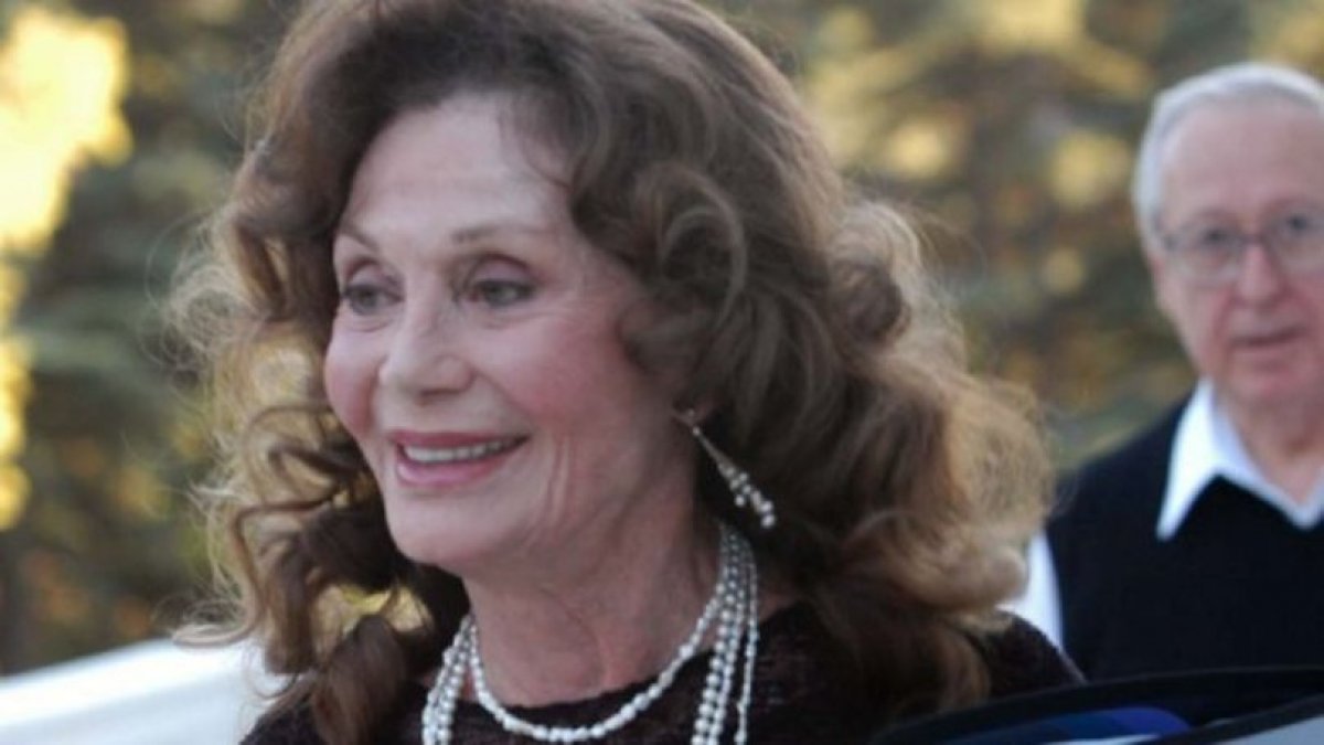 Yıldız Kenter'in cenazesi, Kenter Tiyatrosu'na getirildi