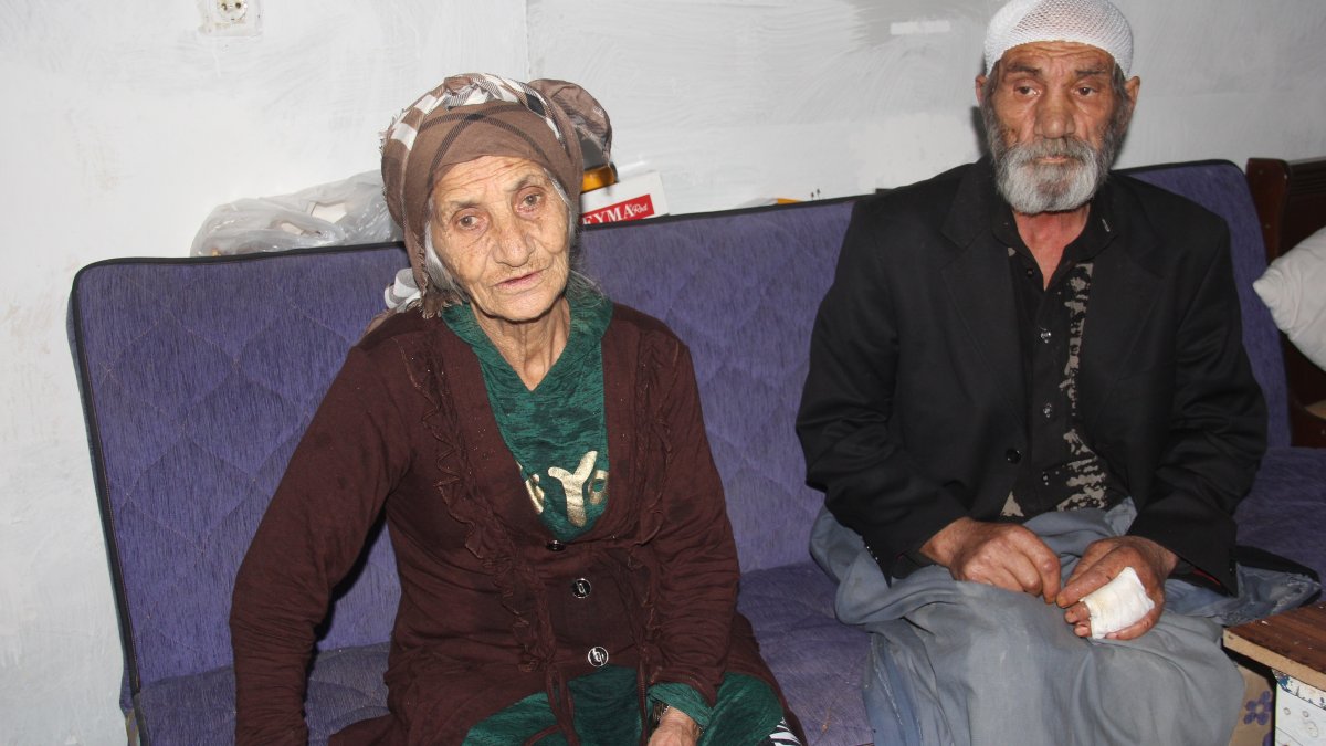 80 yaşındaki eşini bıçakladı