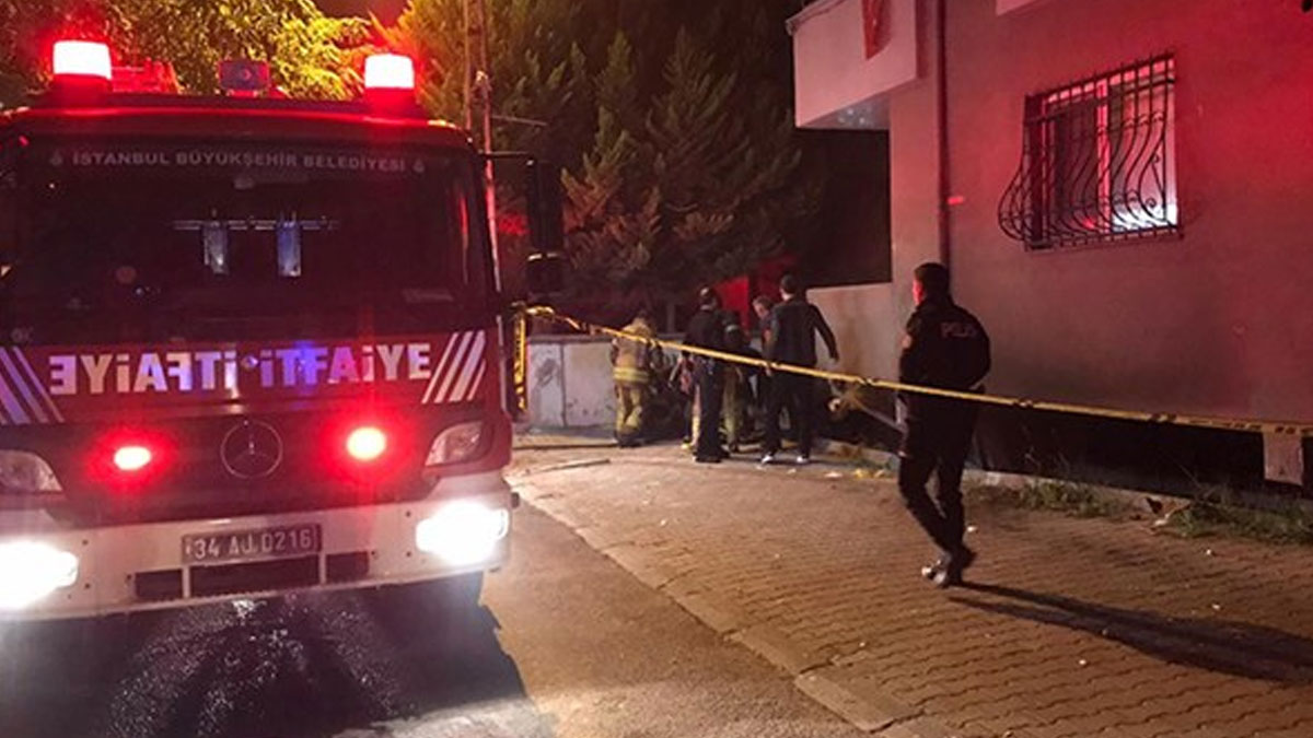 İstanbul'da park halindeki servis minibüsü yandı