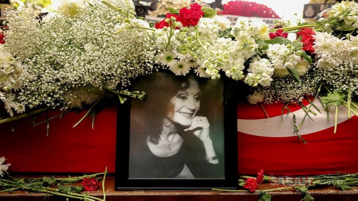 Yıldız Kenter'in cenazesinde gerginlik