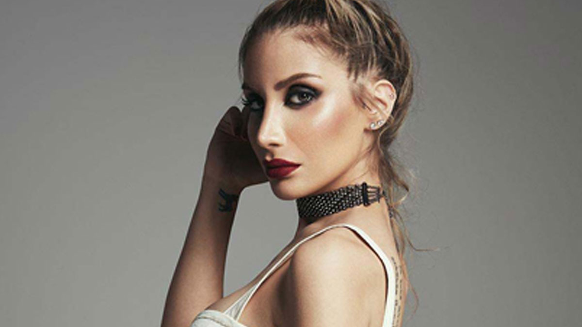 Ünlü şarkıcı İrem Derici sistematik olarak tacize uğradığı için taşındı