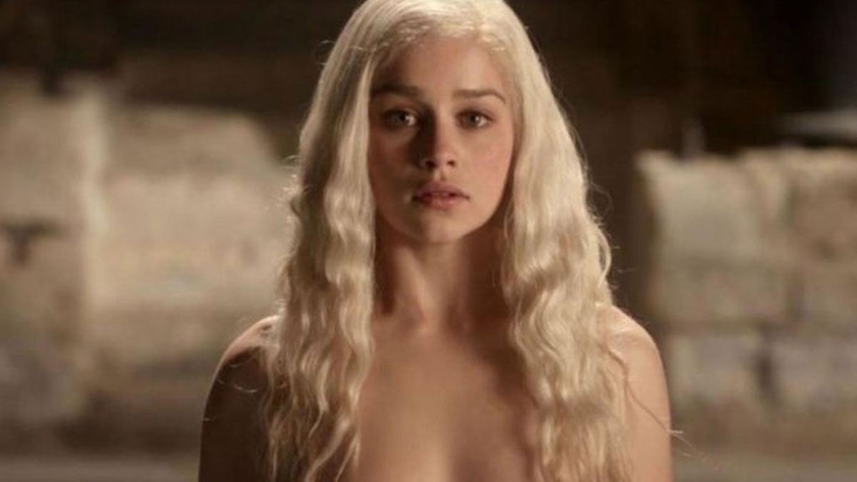 Emilia Clarke, Game of Thrones setinde çıplak sahnelerde yer alması için zorlanmış