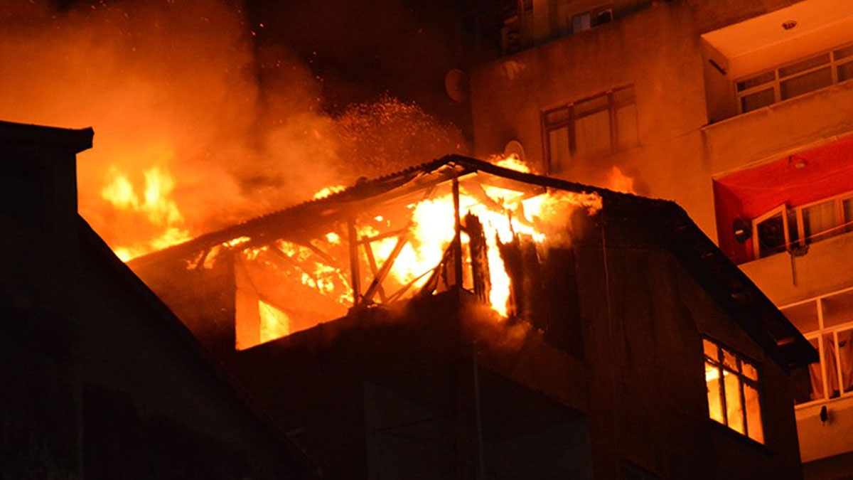 Kağıthanede 4 katlı binada yangın: Müdahale sırasında tüp patladı