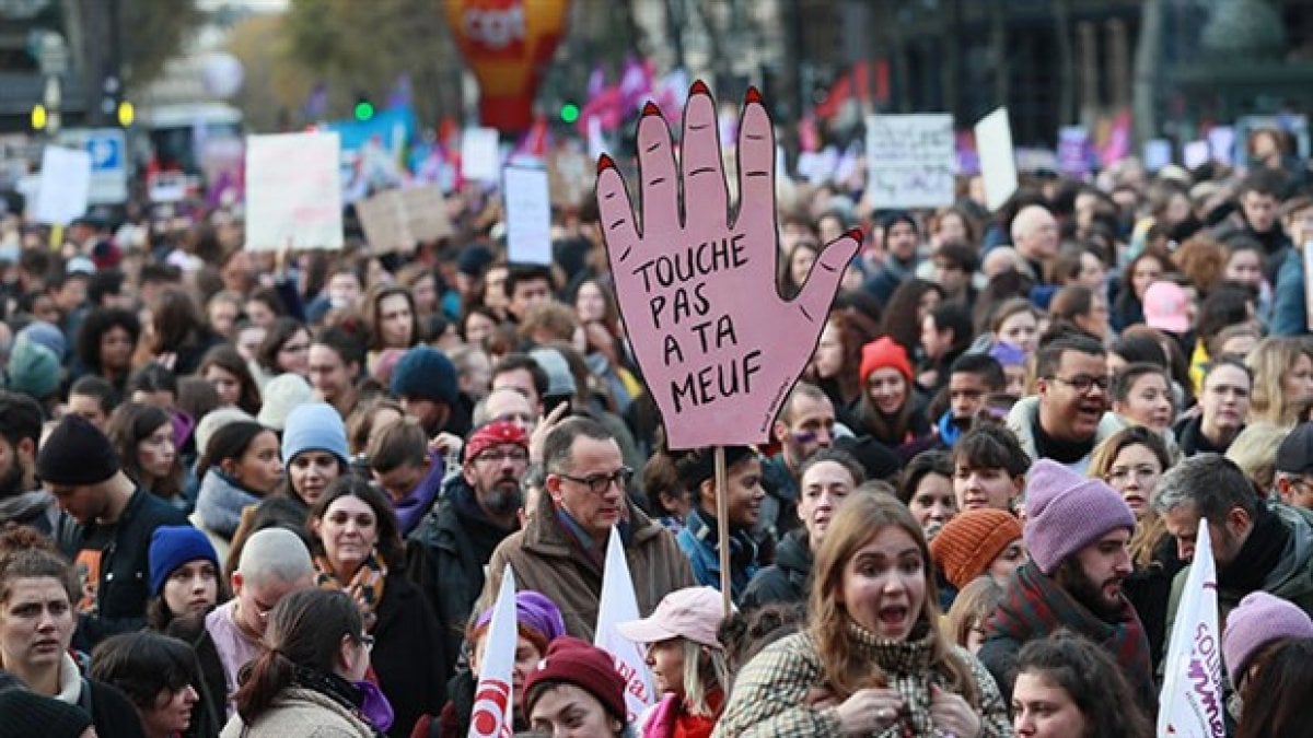 Fransa'da kadına yönelik şiddeti binlerce kişi protesto etti