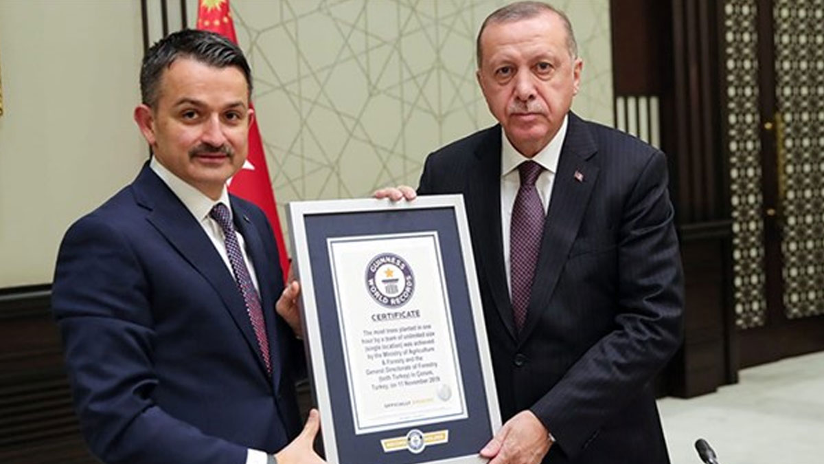 Bakan Pakdemirli'den Erdoğan'a en fazla fidan dikme dünya rekoru belgesi