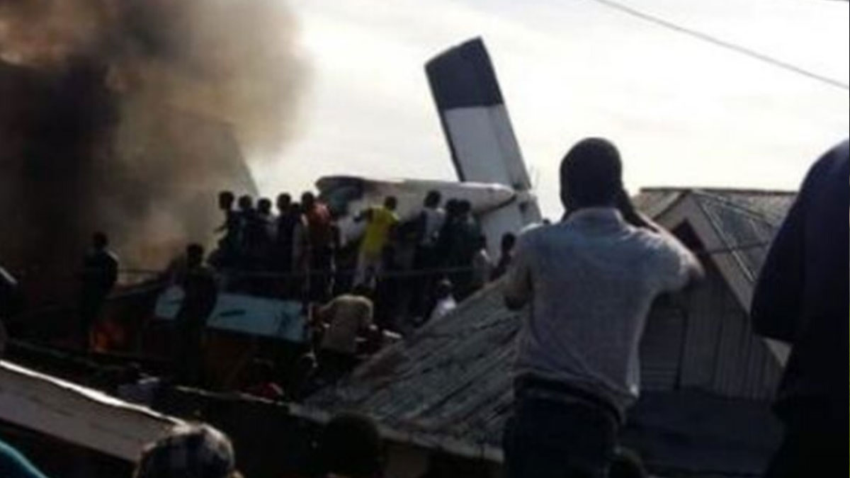 Demokratik Kongo'da yolcu uçağı evlerin üzerine düştü