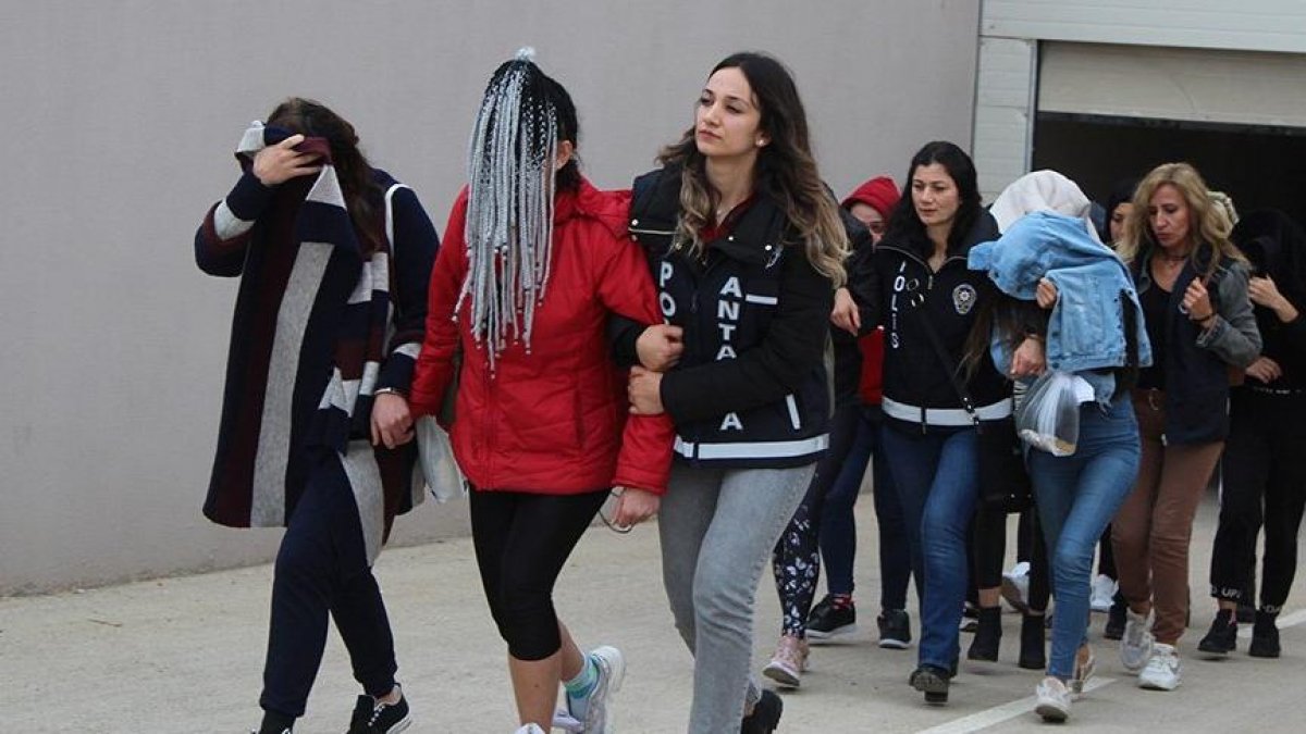 'Sizi jigolo yapacağız' diyerek dolandırdılar