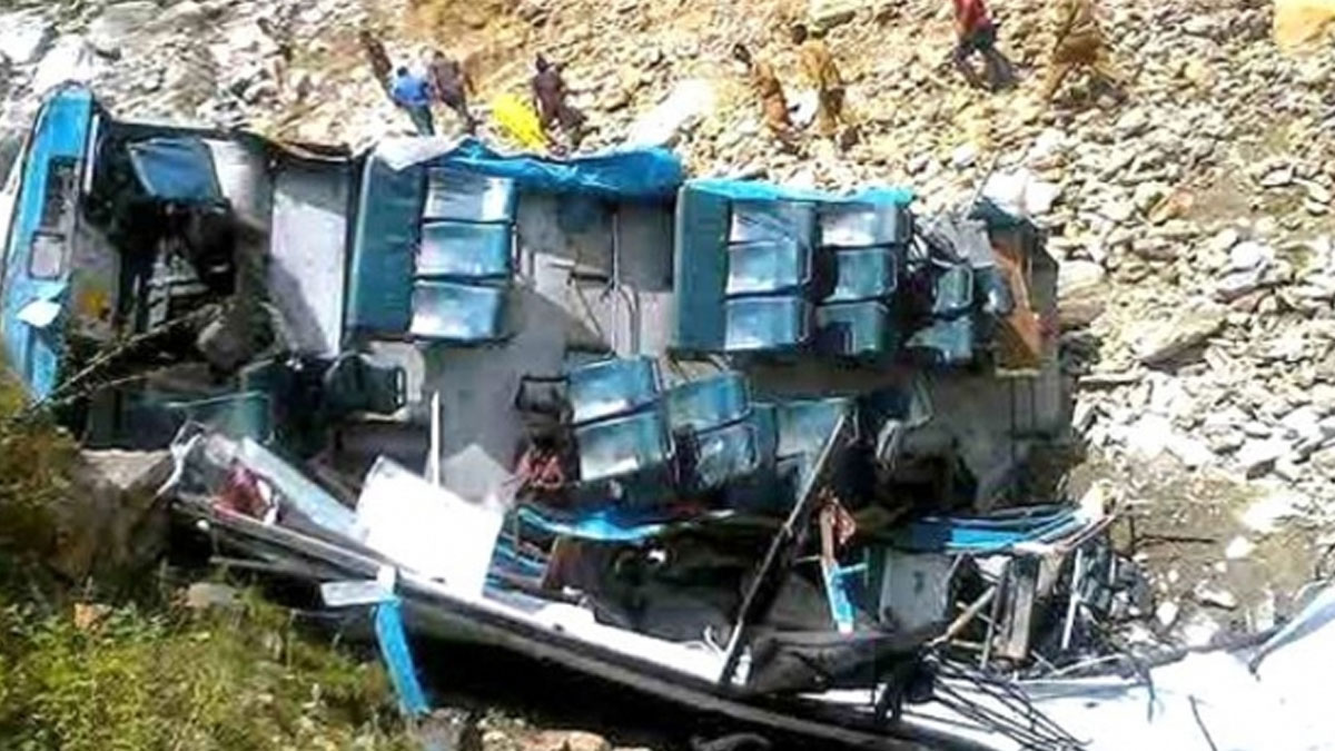 Hindistan'da otobüs kamyonla çarpıştı: 9 ölü, 15 yaralı