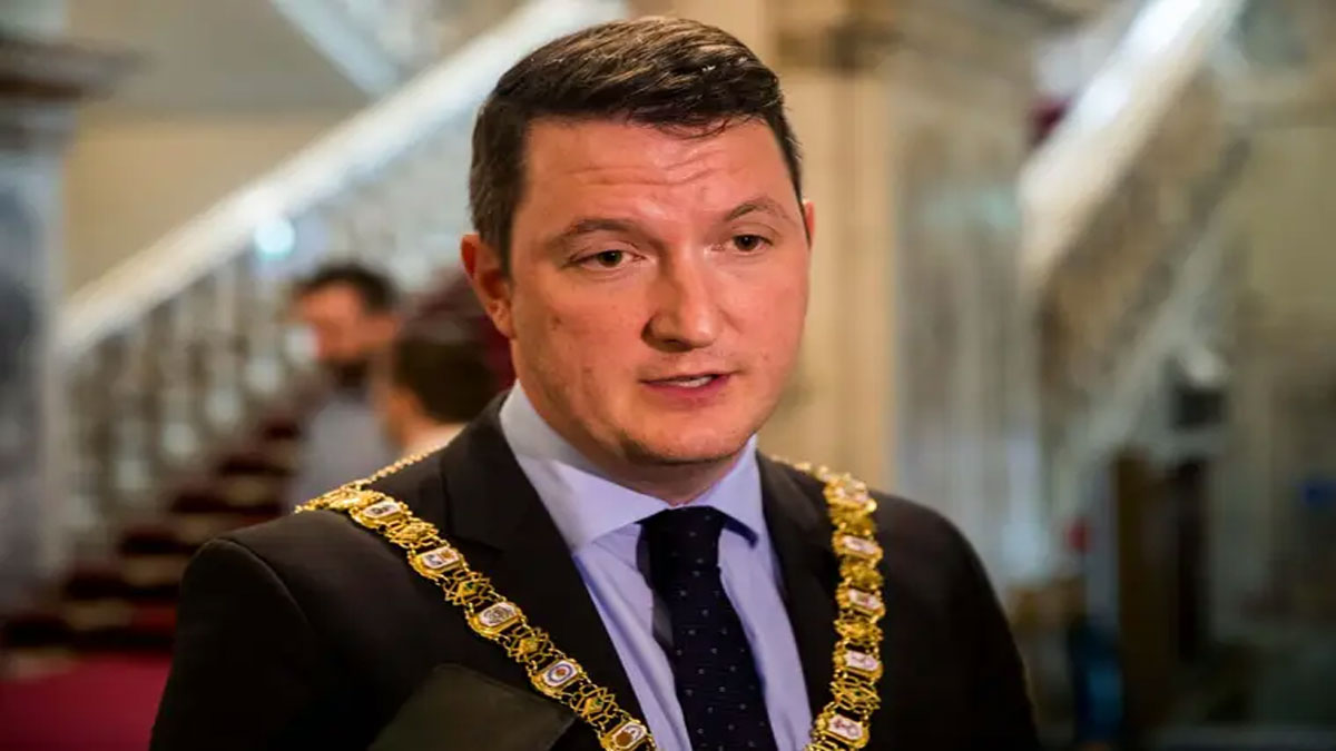 Belfast Belediye Başkanı sokakta tuvaletini yaparken yakalandı